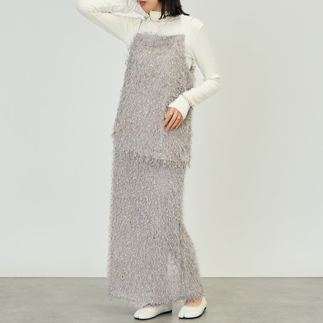 nenom [ネノム] フェザーフリンジナロースカート [NE26322024] 05 L.GRAY &&モデル身長：162cm 着用サイズ：F&&