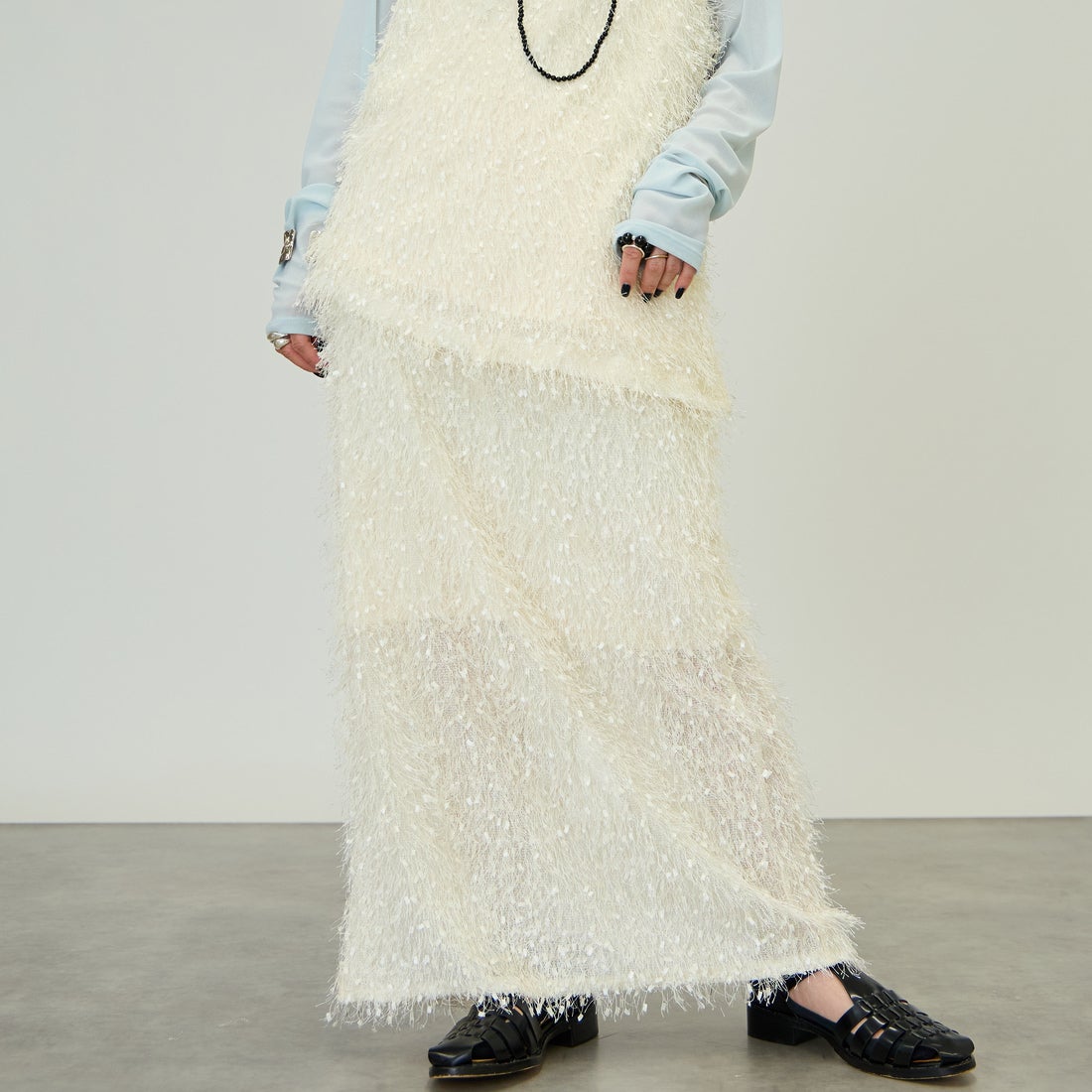 nenom [ネノム] フェザーフリンジナロースカート [NE26322024] 02 OFF &&モデル身長：150cm 着用サイズ：F&&