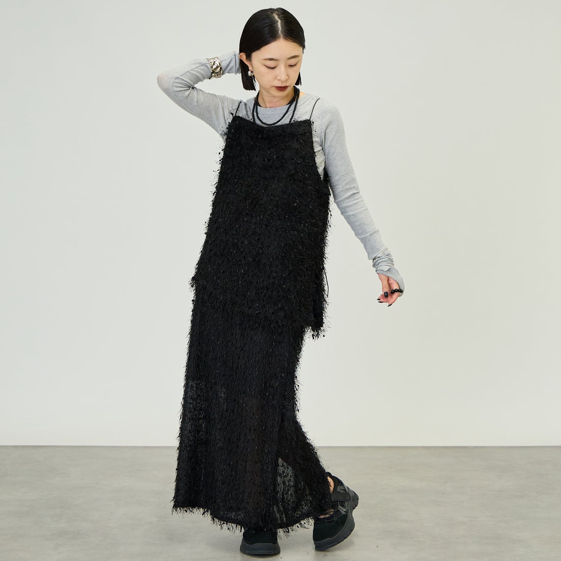 nenom [ネノム] フェザーフリンジナロースカート [NE26322024] 09 BLACK &&モデル身長：150cm 着用サイズ：F&&
