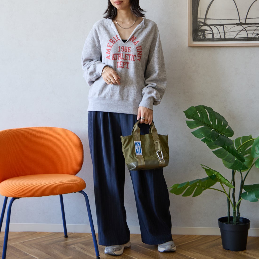 Americana × JEANS FACTORY [アメリカーナ × ジーンズファクトリー] 別注 リメイク風キーネック アーチロゴスウェット [ASO-898-2-JF] ﾓｸｸﾞﾚｰ &&モデル身長：162cm 着用サイズ：ONE SIZE&&