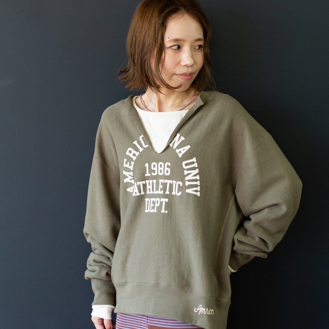 Americana × JEANS FACTORY [アメリカーナ × ジーンズファクトリー] 別注 リメイク風キーネック アーチロゴスウェット [ASO-898-2-JF] ｸﾞﾚｰﾌﾞﾗｳﾝ &&モデル身長：153cm 着用サイズ：ONE SIZE&&