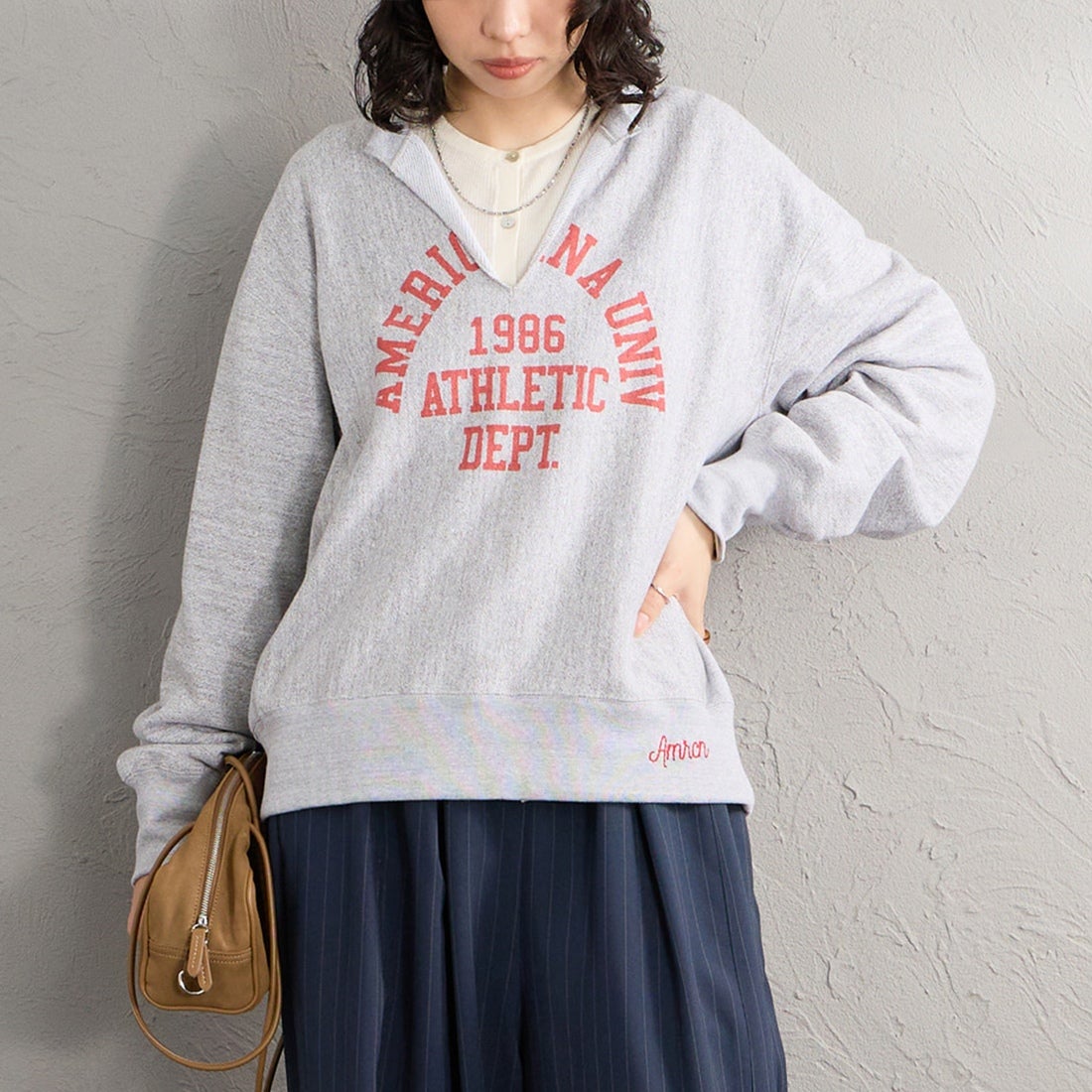 Americana × JEANS FACTORY [アメリカーナ × ジーンズファクトリー] 別注 リメイク風キーネック アーチロゴスウェット [ASO-898-2-JF] ﾓｸｸﾞﾚｰ &&モデル身長：162cm 着用サイズ：ONE SIZE&&