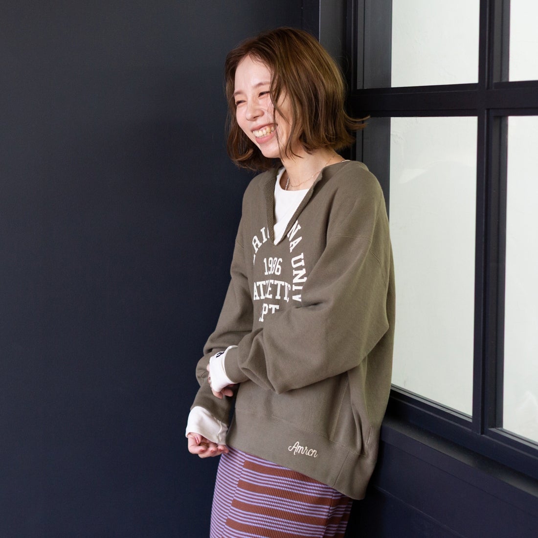 Americana × JEANS FACTORY [アメリカーナ × ジーンズファクトリー] 別注 リメイク風キーネック アーチロゴスウェット [ASO-898-2-JF] ｸﾞﾚｰﾌﾞﾗｳﾝ &&モデル身長：153cm 着用サイズ：ONE SIZE&&