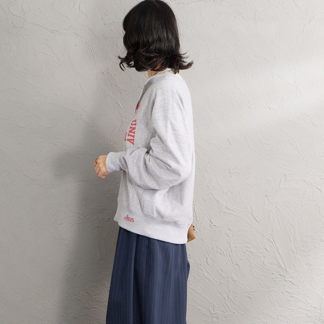 Americana × JEANS FACTORY [アメリカーナ × ジーンズファクトリー] 別注 リメイク風キーネック アーチロゴスウェット [ASO-898-2-JF] ﾓｸｸﾞﾚｰ &&モデル身長：162cm 着用サイズ：ONE SIZE&&