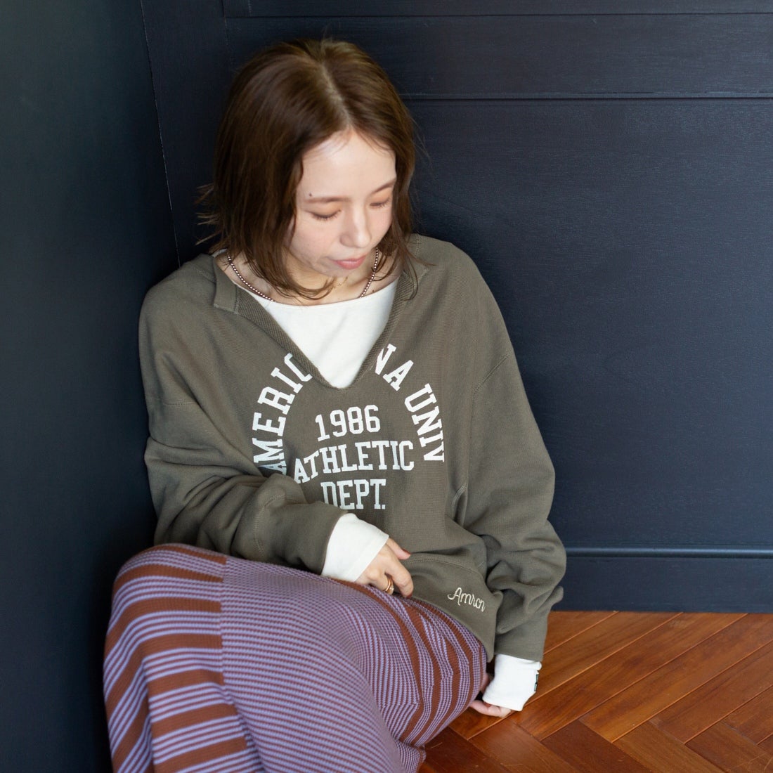 Americana × JEANS FACTORY [アメリカーナ × ジーンズファクトリー] 別注 リメイク風キーネック アーチロゴスウェット [ASO-898-2-JF] ｸﾞﾚｰﾌﾞﾗｳﾝ &&モデル身長：153cm 着用サイズ：ONE SIZE&&
