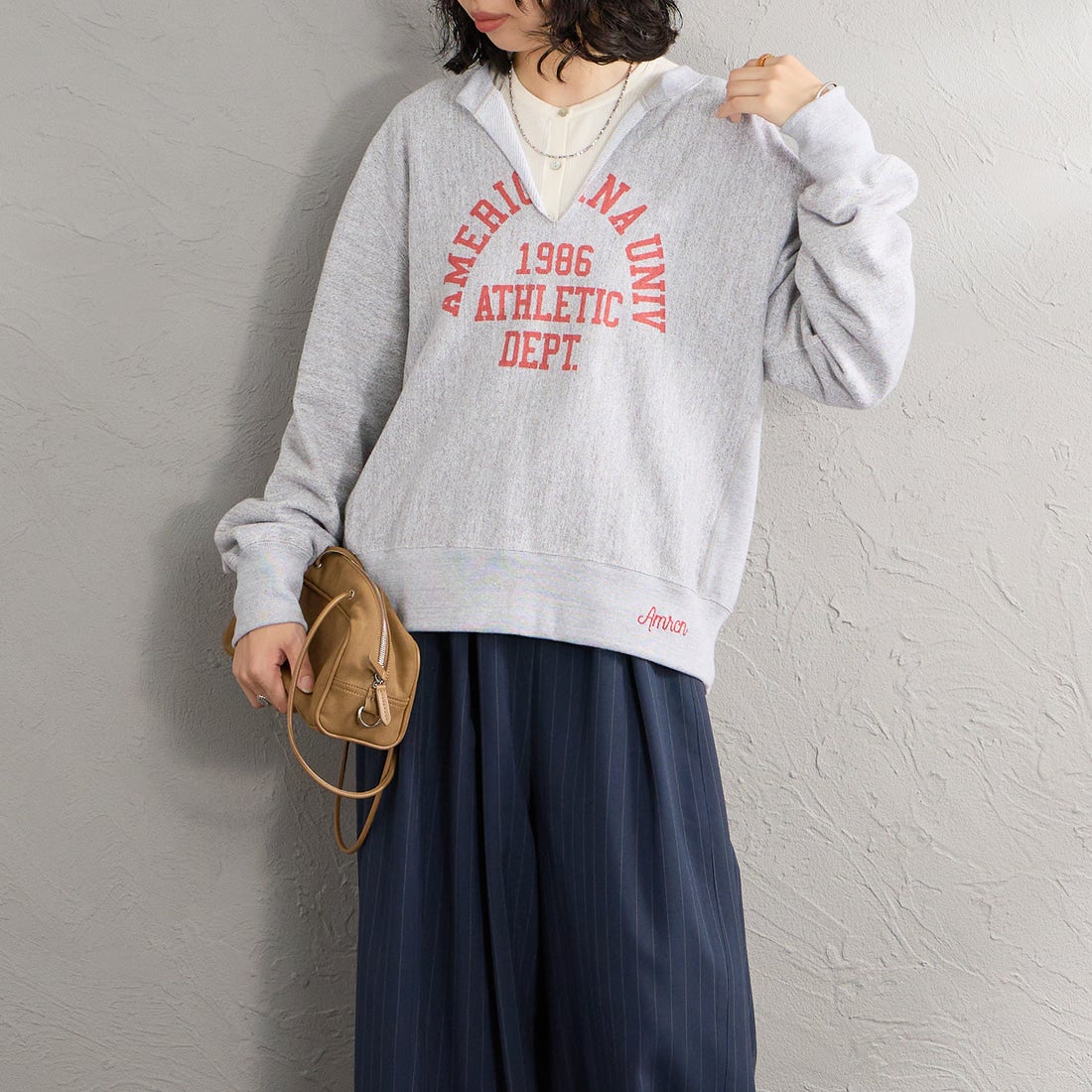 Americana × JEANS FACTORY [アメリカーナ × ジーンズファクトリー] 別注 リメイク風キーネック アーチロゴスウェット [ASO-898-2-JF] ﾓｸｸﾞﾚｰ &&モデル身長：162cm 着用サイズ：ONE SIZE&&