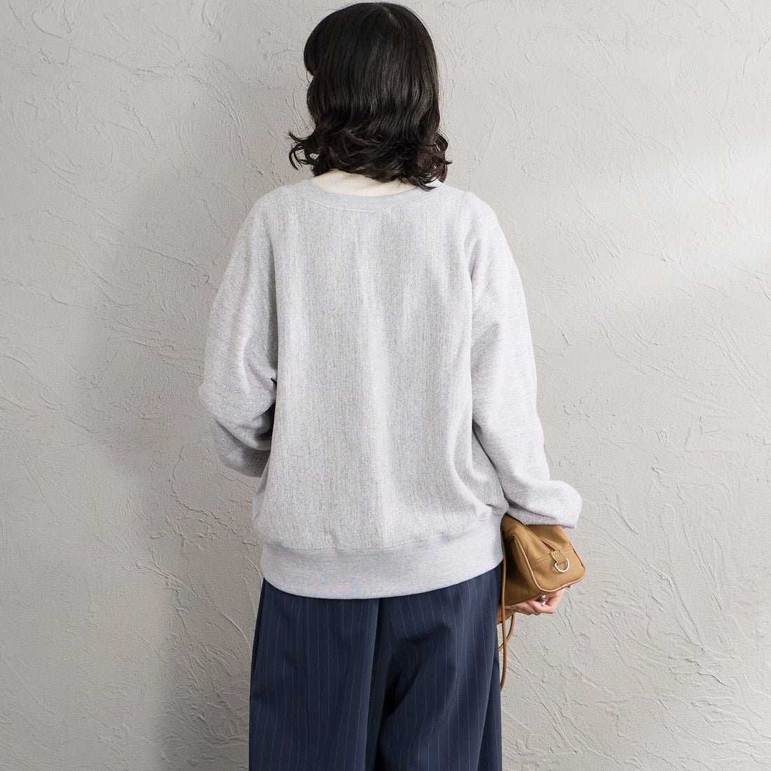 Americana × JEANS FACTORY [アメリカーナ × ジーンズファクトリー] 別注 リメイク風キーネック アーチロゴスウェット [ASO-898-2-JF] ﾓｸｸﾞﾚｰ &&モデル身長：162cm 着用サイズ：ONE SIZE&&