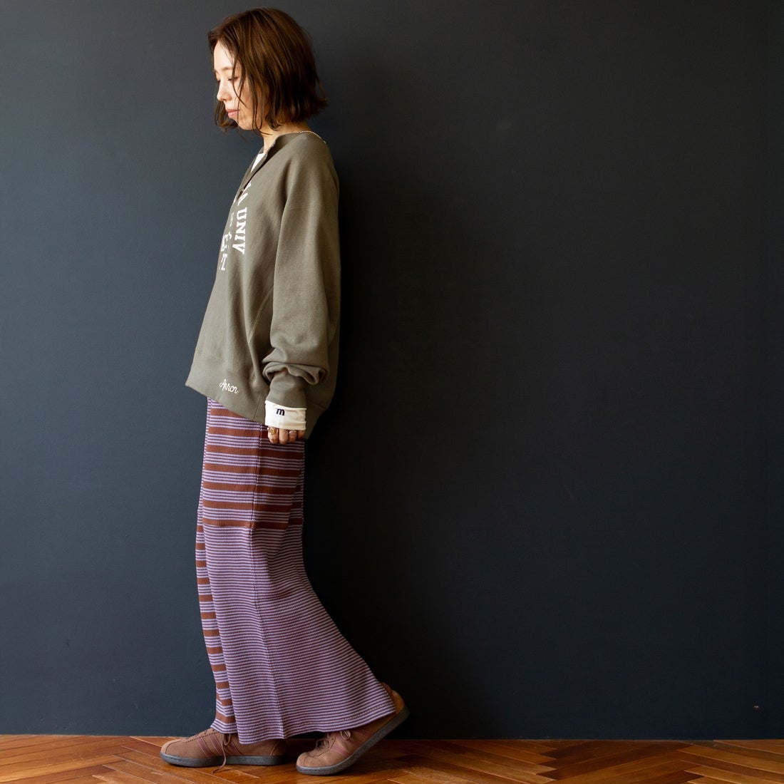 Americana × JEANS FACTORY [アメリカーナ × ジーンズファクトリー] 別注 リメイク風キーネック アーチロゴスウェット [ASO-898-2-JF] ｸﾞﾚｰﾌﾞﾗｳﾝ &&モデル身長：153cm 着用サイズ：ONE SIZE&&