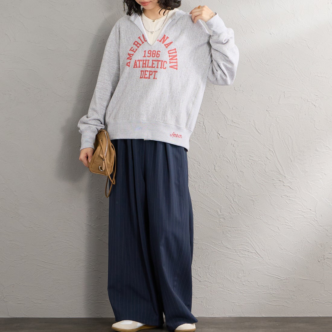 Americana × JEANS FACTORY [アメリカーナ × ジーンズファクトリー] 別注 リメイク風キーネック アーチロゴスウェット [ASO-898-2-JF] ﾓｸｸﾞﾚｰ &&モデル身長：162cm 着用サイズ：ONE SIZE&&