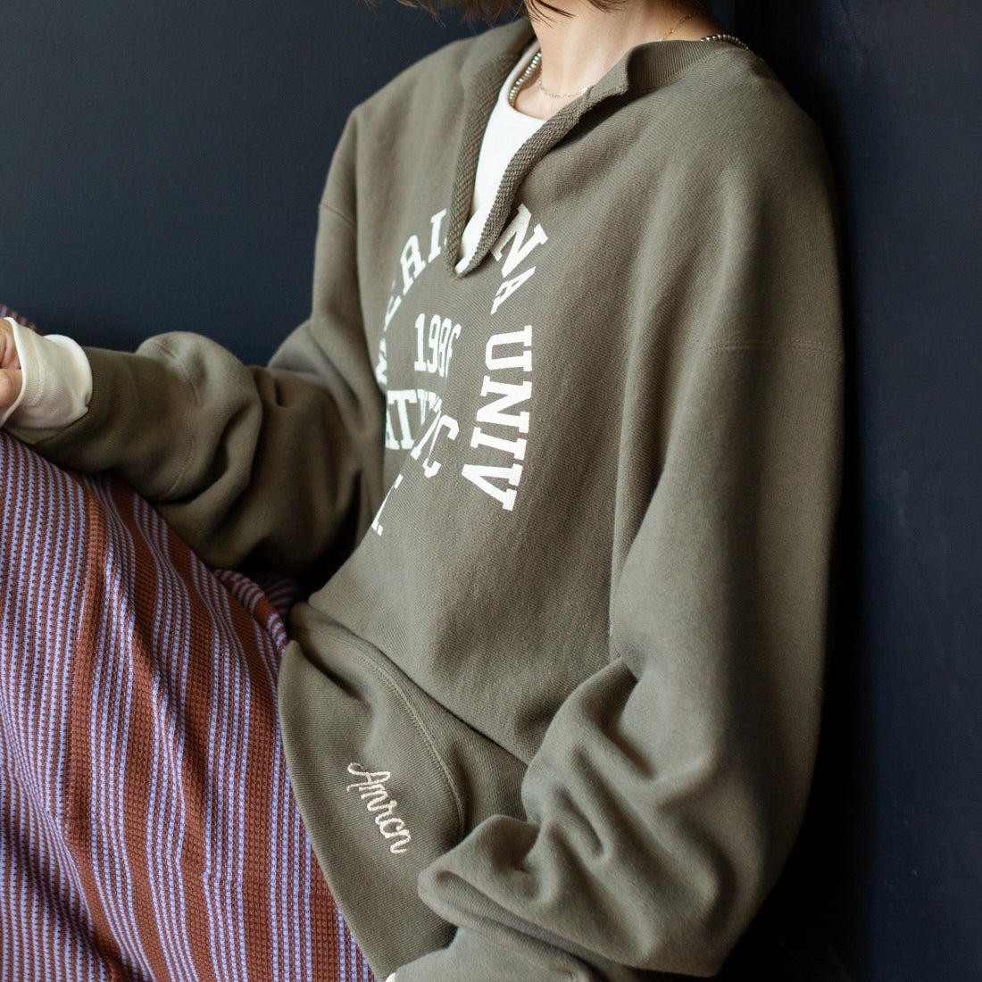 Americana × JEANS FACTORY [アメリカーナ × ジーンズファクトリー] 別注 リメイク風キーネック アーチロゴスウェット [ASO-898-2-JF] ﾓｸｸﾞﾚｰ &&モデル身長：162cm 着用サイズ：ONE SIZE&&