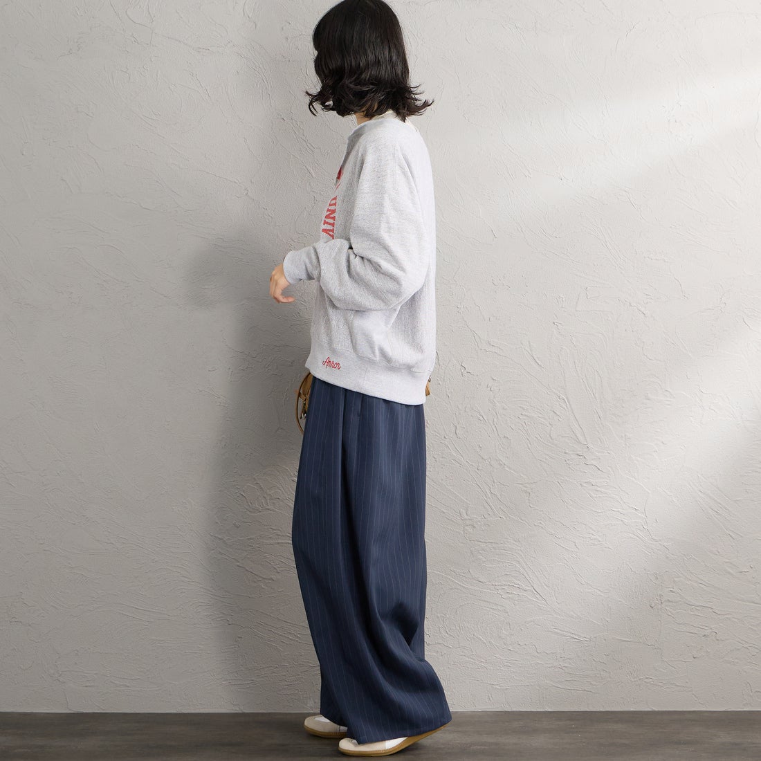 Americana × JEANS FACTORY [アメリカーナ × ジーンズファクトリー] 別注 リメイク風キーネック アーチロゴスウェット [ASO-898-2-JF] ﾓｸｸﾞﾚｰ &&モデル身長：162cm 着用サイズ：ONE SIZE&&