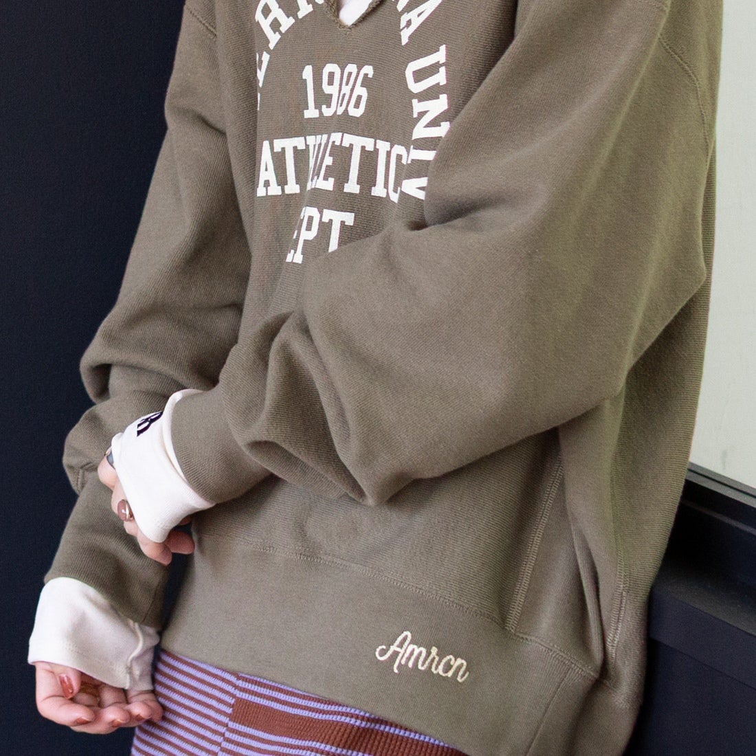 Americana × JEANS FACTORY [アメリカーナ × ジーンズファクトリー] 別注 リメイク風キーネック アーチロゴスウェット [ASO-898-2-JF] ﾓｸｸﾞﾚｰ &&モデル身長：162cm 着用サイズ：ONE SIZE&&