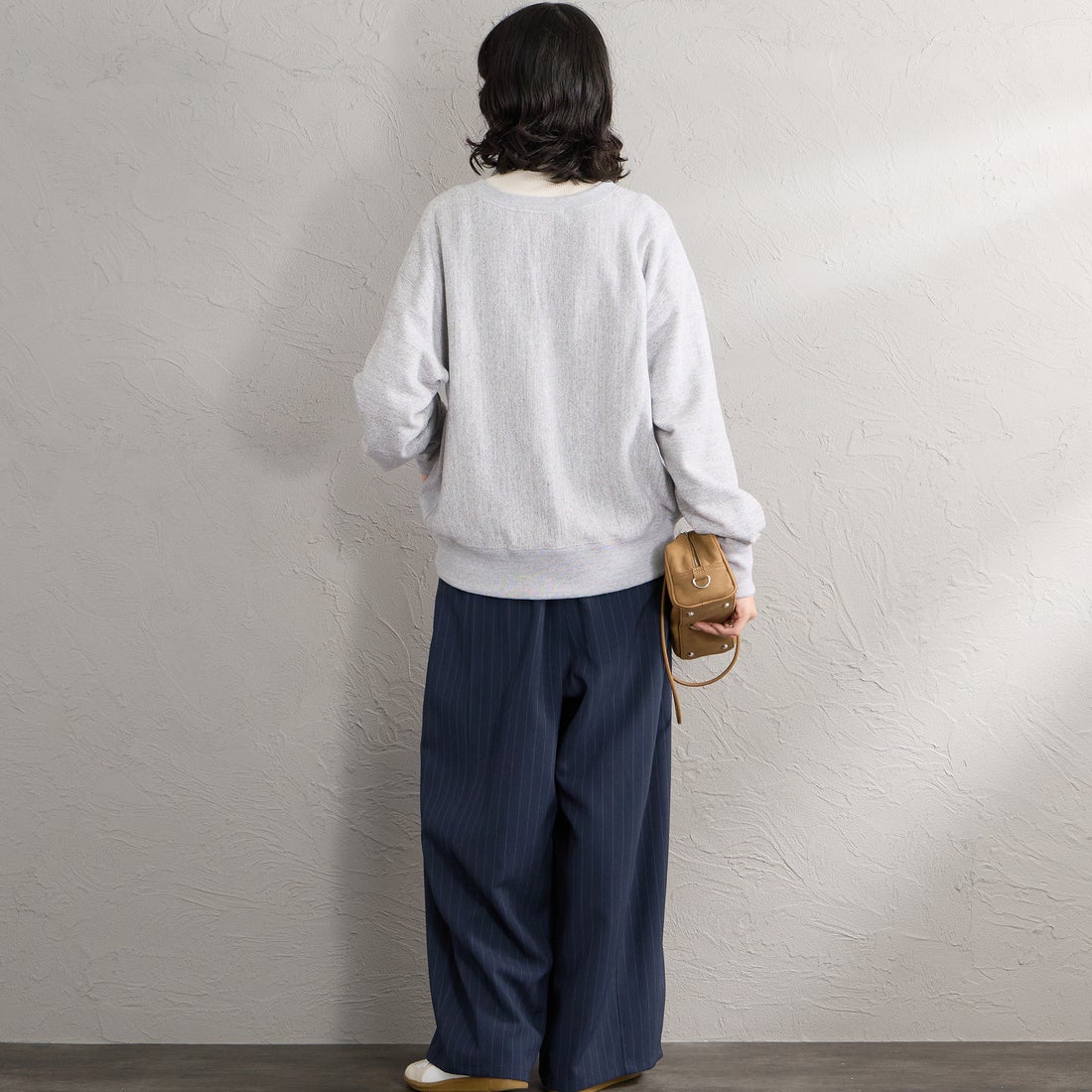 Americana × JEANS FACTORY [アメリカーナ × ジーンズファクトリー] 別注 リメイク風キーネック アーチロゴスウェット [ASO-898-2-JF] ﾓｸｸﾞﾚｰ &&モデル身長：162cm 着用サイズ：ONE SIZE&&