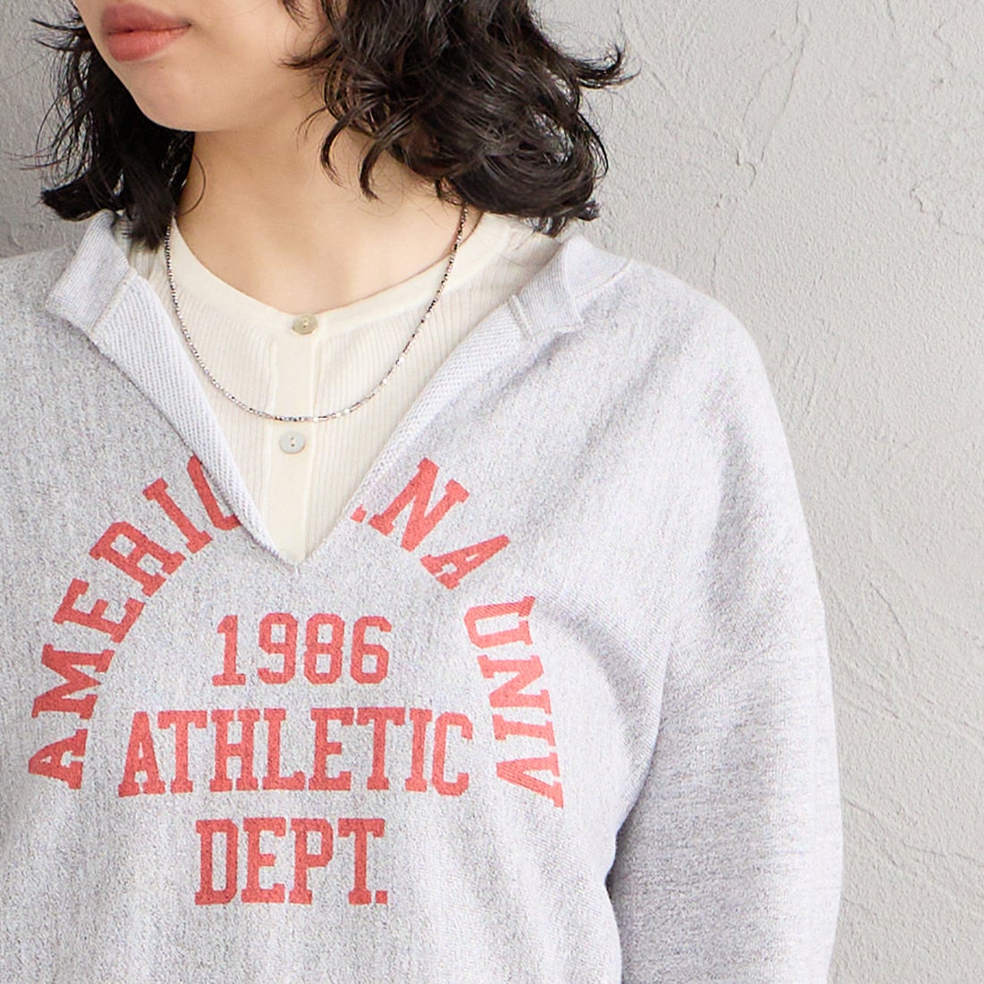 Americana × JEANS FACTORY [アメリカーナ × ジーンズファクトリー] 別注 リメイク風キーネック アーチロゴスウェット [ASO-898-2-JF] ﾓｸｸﾞﾚｰ &&モデル身長：162cm 着用サイズ：ONE SIZE&&
