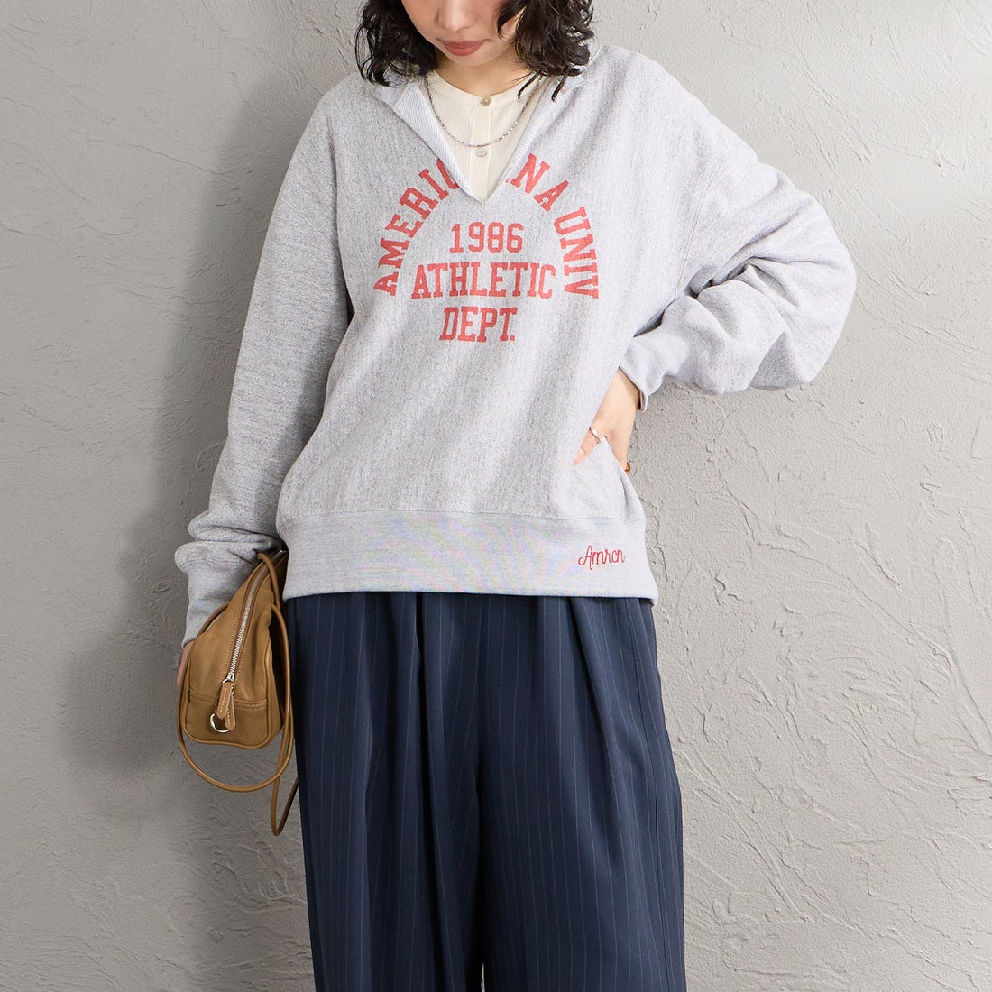Americana × JEANS FACTORY [アメリカーナ × ジーンズファクトリー] 別注 リメイク風キーネック アーチロゴスウェット [ASO-898-2-JF] ﾓｸｸﾞﾚｰ &&モデル身長：162cm 着用サイズ：ONE SIZE&&