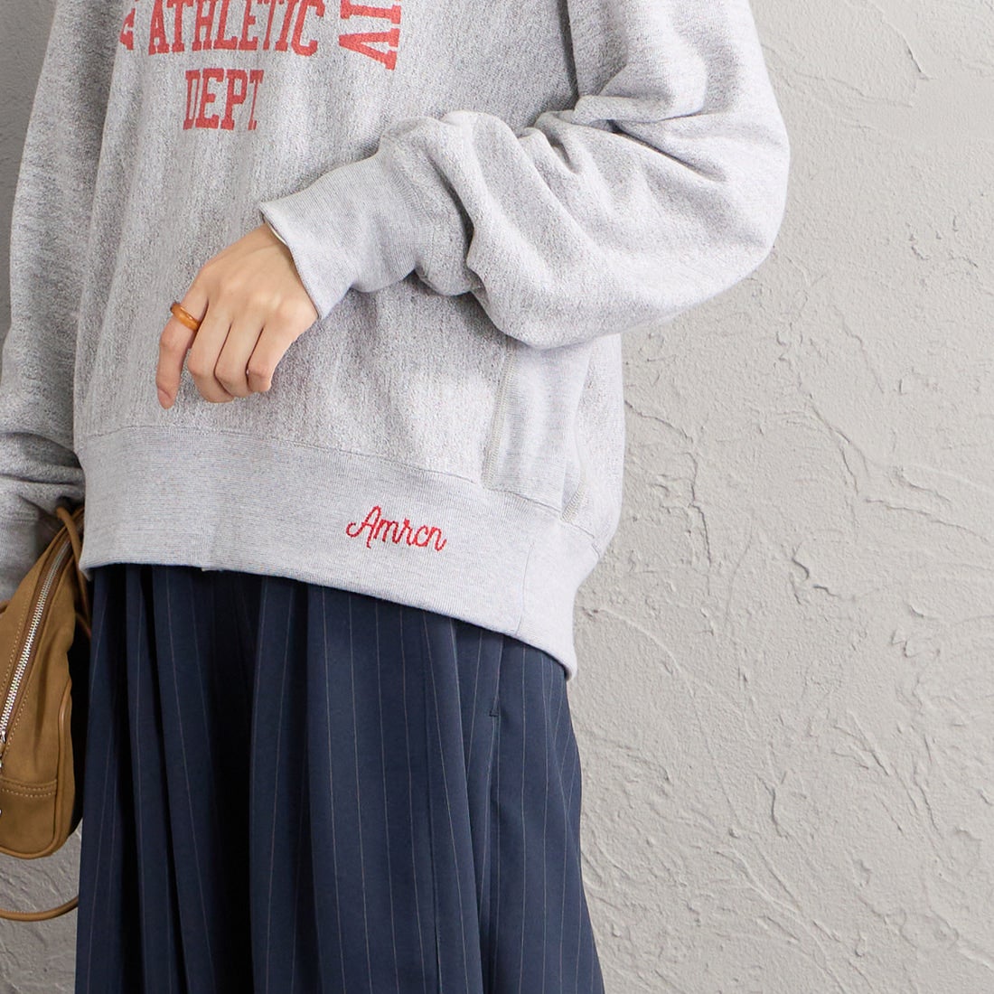 Americana × JEANS FACTORY [アメリカーナ × ジーンズファクトリー] 別注 リメイク風キーネック アーチロゴスウェット [ASO-898-2-JF] ﾓｸｸﾞﾚｰ &&モデル身長：162cm 着用サイズ：ONE SIZE&&