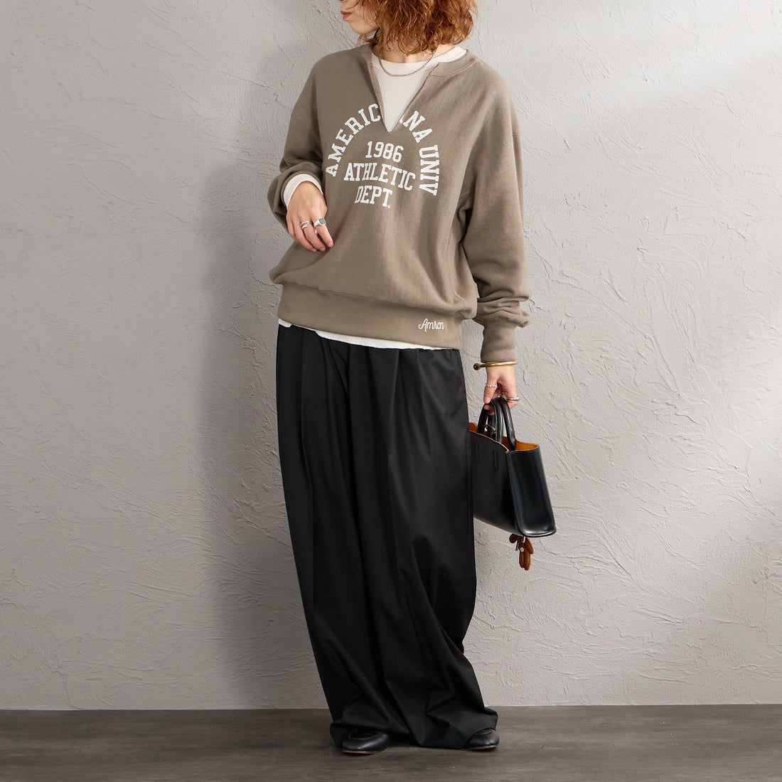 Americana × JEANS FACTORY [アメリカーナ × ジーンズファクトリー] 別注 リメイク風キーネック アーチロゴスウェット [ASO-898-2-JF] ｸﾞﾚｰﾌﾞﾗｳﾝ &&モデル身長：158cm 着用サイズ：ONE SIZE&&