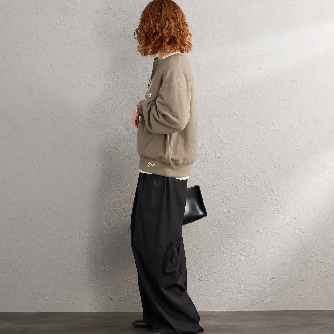 Americana × JEANS FACTORY [アメリカーナ × ジーンズファクトリー] 別注 リメイク風キーネック アーチロゴスウェット [ASO-898-2-JF] ｸﾞﾚｰﾌﾞﾗｳﾝ &&モデル身長：158cm 着用サイズ：ONE SIZE&&
