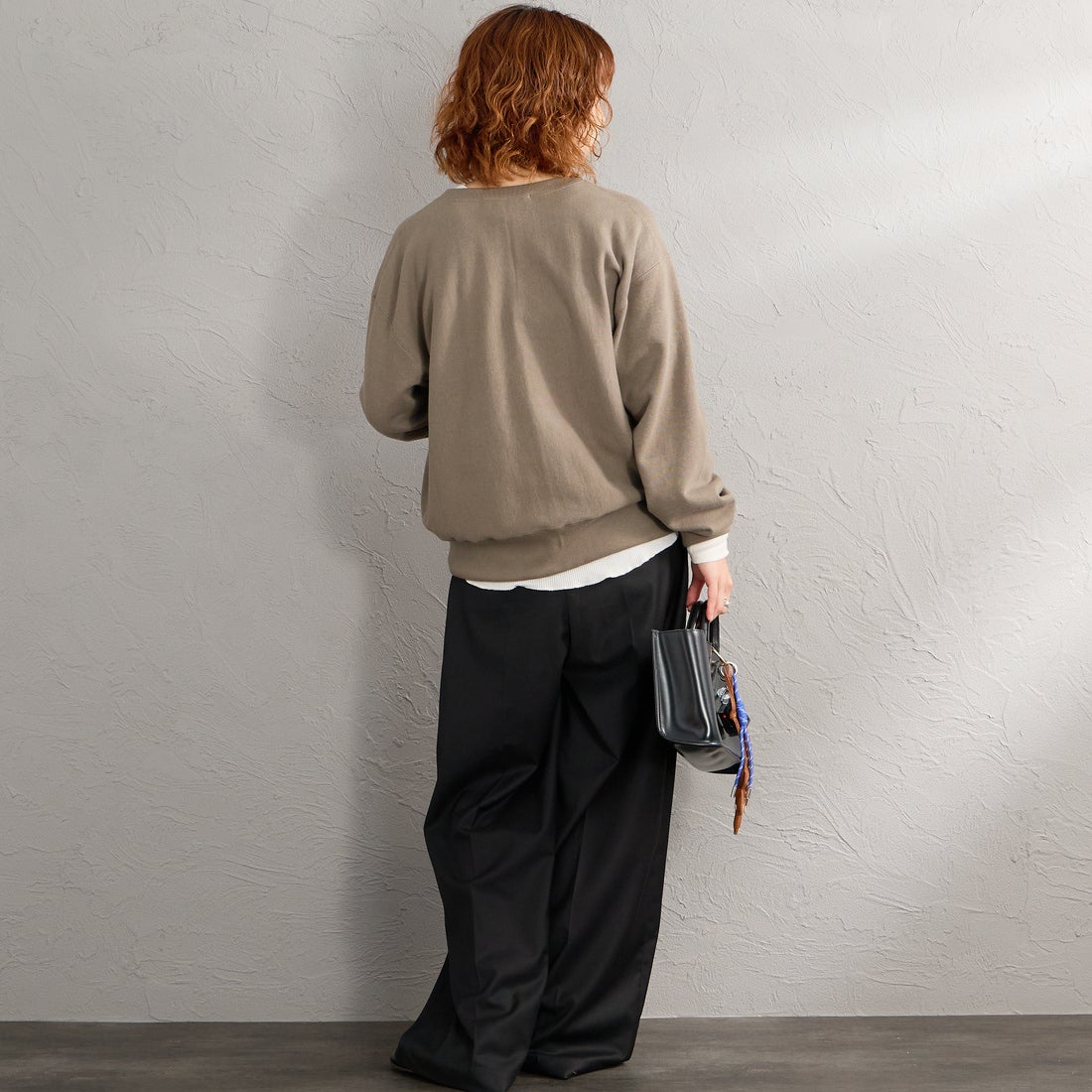 Americana × JEANS FACTORY [アメリカーナ × ジーンズファクトリー] 別注 リメイク風キーネック アーチロゴスウェット [ASO-898-2-JF] ｸﾞﾚｰﾌﾞﾗｳﾝ &&モデル身長：158cm 着用サイズ：ONE SIZE&&