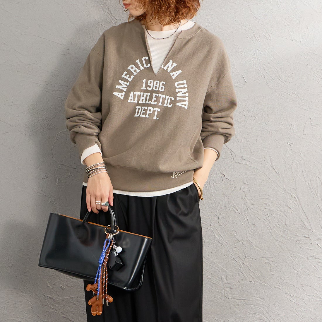 Americana × JEANS FACTORY [アメリカーナ × ジーンズファクトリー] 別注 リメイク風キーネック アーチロゴスウェット [ASO-898-2-JF] ｸﾞﾚｰﾌﾞﾗｳﾝ &&モデル身長：158cm 着用サイズ：ONE SIZE&&