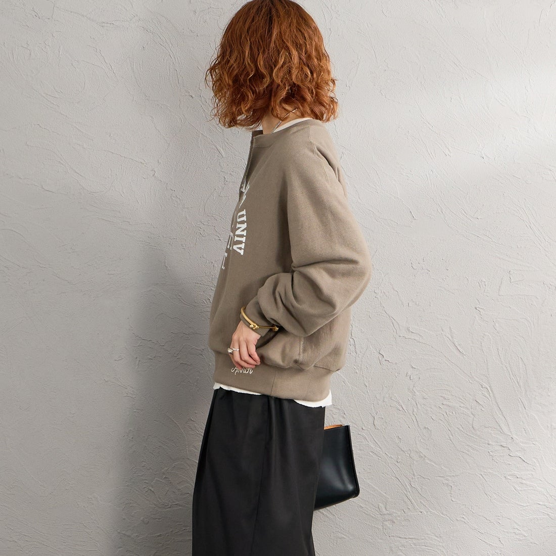 Americana × JEANS FACTORY [アメリカーナ × ジーンズファクトリー] 別注 リメイク風キーネック アーチロゴスウェット [ASO-898-2-JF] ｸﾞﾚｰﾌﾞﾗｳﾝ &&モデル身長：158cm 着用サイズ：ONE SIZE&&
