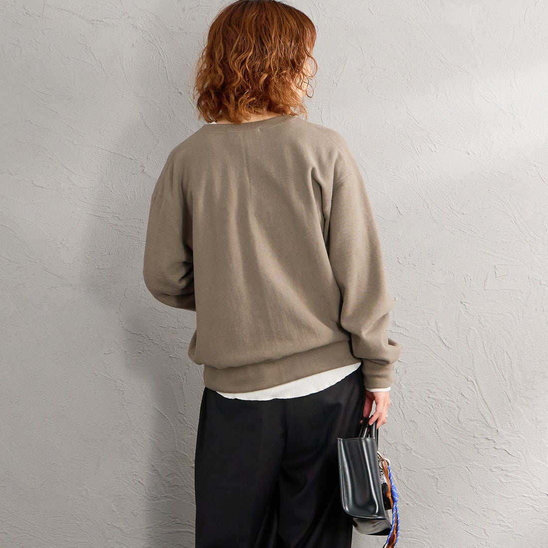 Americana × JEANS FACTORY [アメリカーナ × ジーンズファクトリー] 別注 リメイク風キーネック アーチロゴスウェット [ASO-898-2-JF] ｸﾞﾚｰﾌﾞﾗｳﾝ &&モデル身長：158cm 着用サイズ：ONE SIZE&&