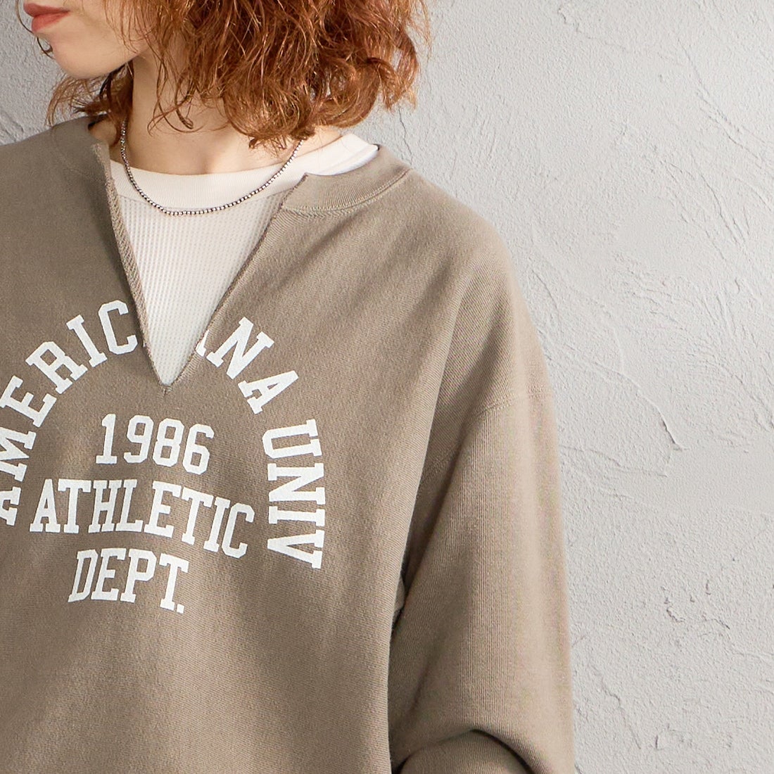 Americana × JEANS FACTORY [アメリカーナ × ジーンズファクトリー] 別注 リメイク風キーネック アーチロゴスウェット [ASO-898-2-JF] ｸﾞﾚｰﾌﾞﾗｳﾝ &&モデル身長：158cm 着用サイズ：ONE SIZE&&