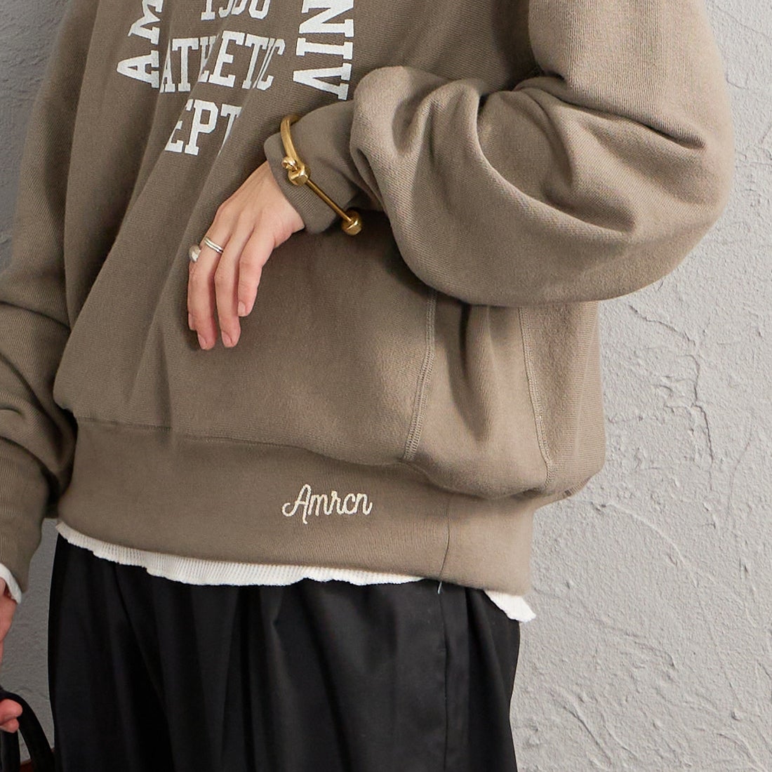 Americana × JEANS FACTORY [アメリカーナ × ジーンズファクトリー] 別注 リメイク風キーネック アーチロゴスウェット [ASO-898-2-JF] ｸﾞﾚｰﾌﾞﾗｳﾝ &&モデル身長：158cm 着用サイズ：ONE SIZE&&