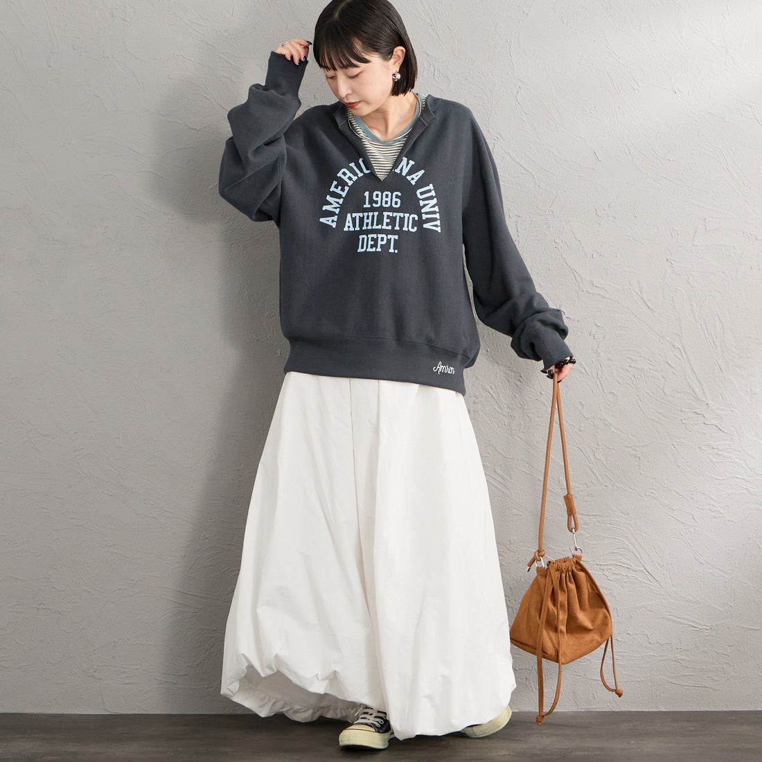Americana × JEANS FACTORY [アメリカーナ × ジーンズファクトリー] 別注 リメイク風キーネック アーチロゴスウェット [ASO-898-2-JF] ｽﾐｸﾛ &&モデル身長：150cm 着用サイズ：ONE SIZE&&