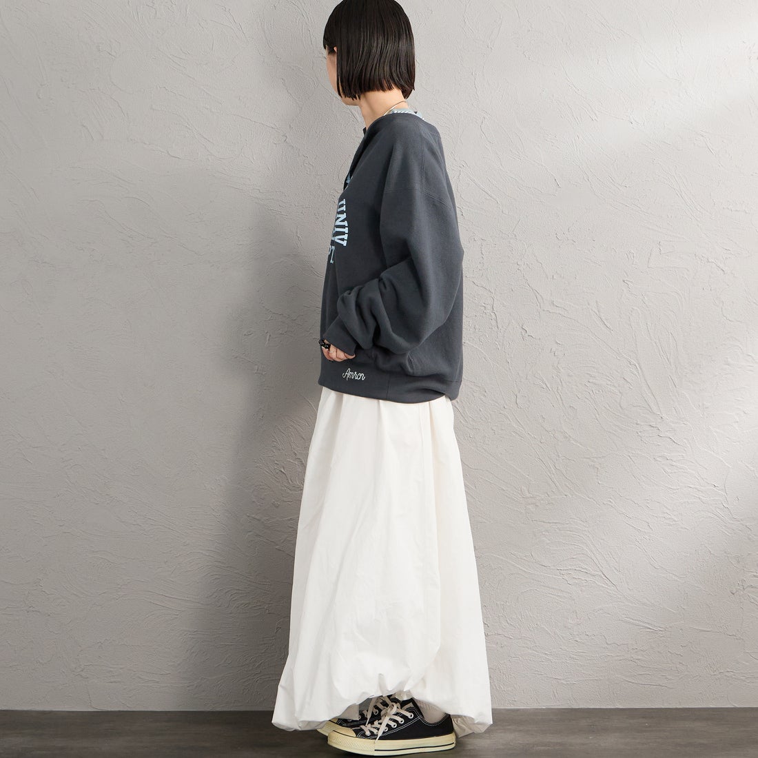 Americana × JEANS FACTORY [アメリカーナ × ジーンズファクトリー] 別注 リメイク風キーネック アーチロゴスウェット [ASO-898-2-JF] ｽﾐｸﾛ &&モデル身長：150cm 着用サイズ：ONE SIZE&&