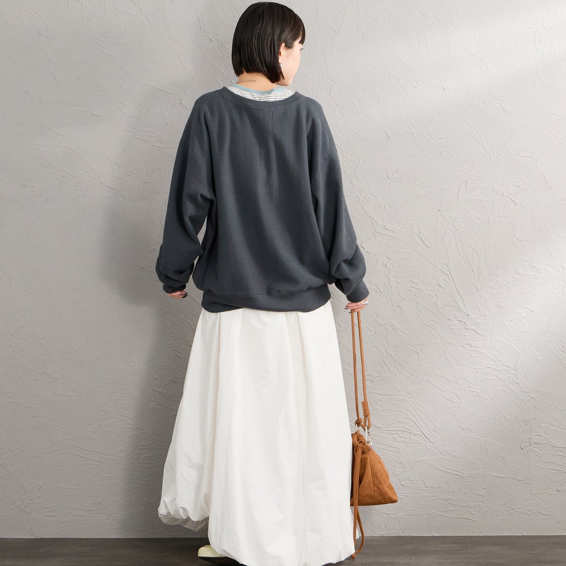 Americana × JEANS FACTORY [アメリカーナ × ジーンズファクトリー] 別注 リメイク風キーネック アーチロゴスウェット [ASO-898-2-JF] ｽﾐｸﾛ &&モデル身長：150cm 着用サイズ：ONE SIZE&&