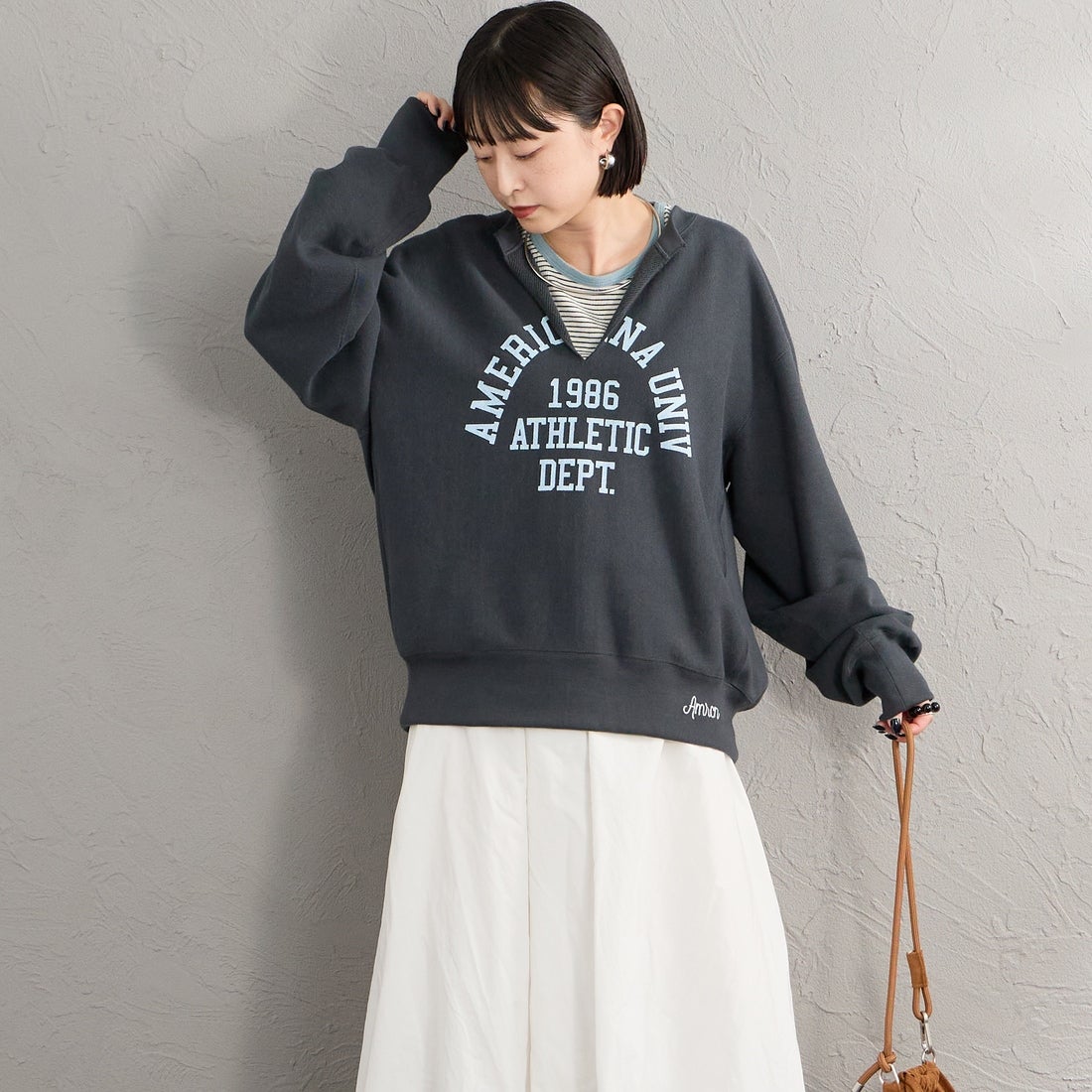 Americana × JEANS FACTORY [アメリカーナ × ジーンズファクトリー] 別注 リメイク風キーネック アーチロゴスウェット [ASO-898-2-JF] ｽﾐｸﾛ &&モデル身長：150cm 着用サイズ：ONE SIZE&&