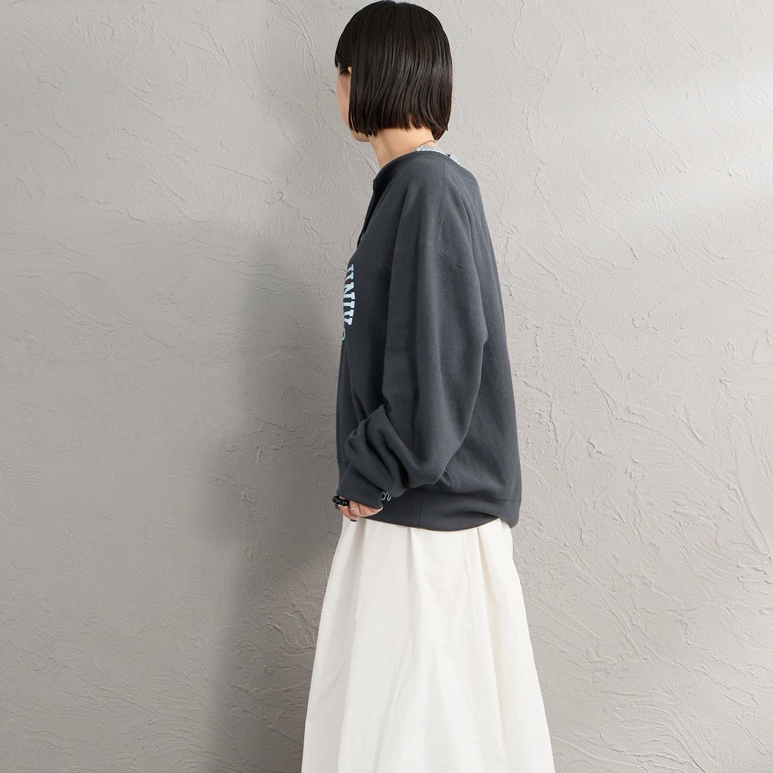 Americana × JEANS FACTORY [アメリカーナ × ジーンズファクトリー] 別注 リメイク風キーネック アーチロゴスウェット [ASO-898-2-JF] ｽﾐｸﾛ &&モデル身長：150cm 着用サイズ：ONE SIZE&&