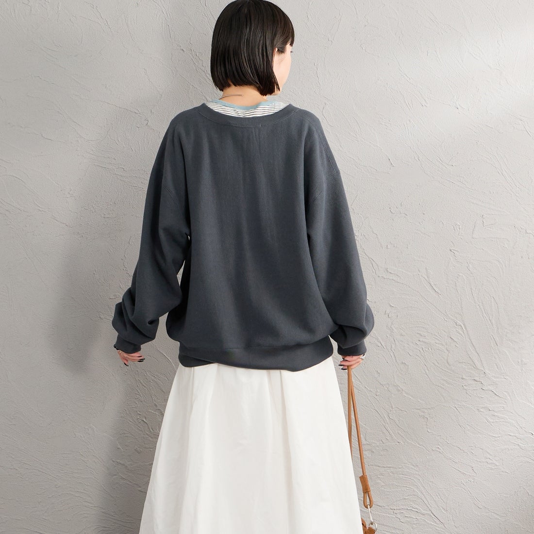 Americana × JEANS FACTORY [アメリカーナ × ジーンズファクトリー] 別注 リメイク風キーネック アーチロゴスウェット [ASO-898-2-JF] ｽﾐｸﾛ &&モデル身長：150cm 着用サイズ：ONE SIZE&&