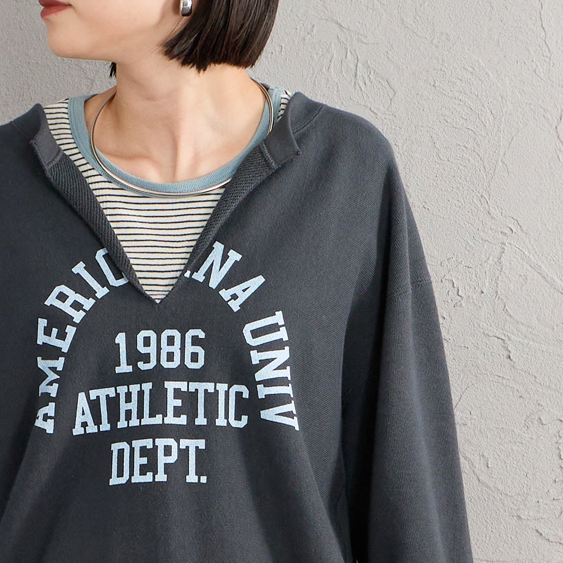 Americana × JEANS FACTORY [アメリカーナ × ジーンズファクトリー] 別注 リメイク風キーネック アーチロゴスウェット [ASO-898-2-JF] ｽﾐｸﾛ &&モデル身長：150cm 着用サイズ：ONE SIZE&&