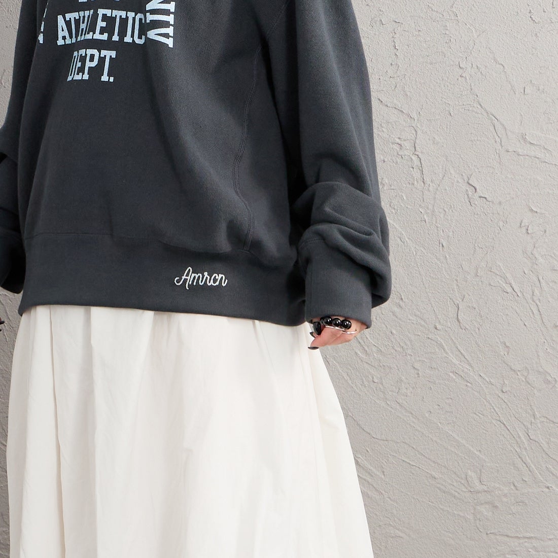 Americana × JEANS FACTORY [アメリカーナ × ジーンズファクトリー] 別注 リメイク風キーネック アーチロゴスウェット [ASO-898-2-JF] ｽﾐｸﾛ &&モデル身長：150cm 着用サイズ：ONE SIZE&&