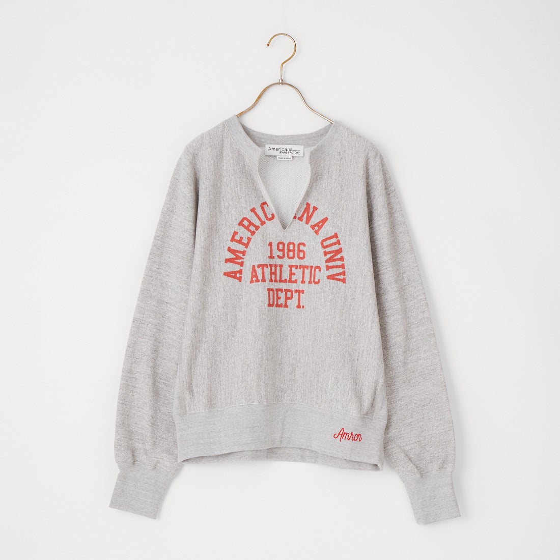 Americana × JEANS FACTORY [アメリカーナ × ジーンズファクトリー] 別注 リメイク風キーネック アーチロゴスウェット [ASO-898-2-JF] ﾓｸｸﾞﾚｰ