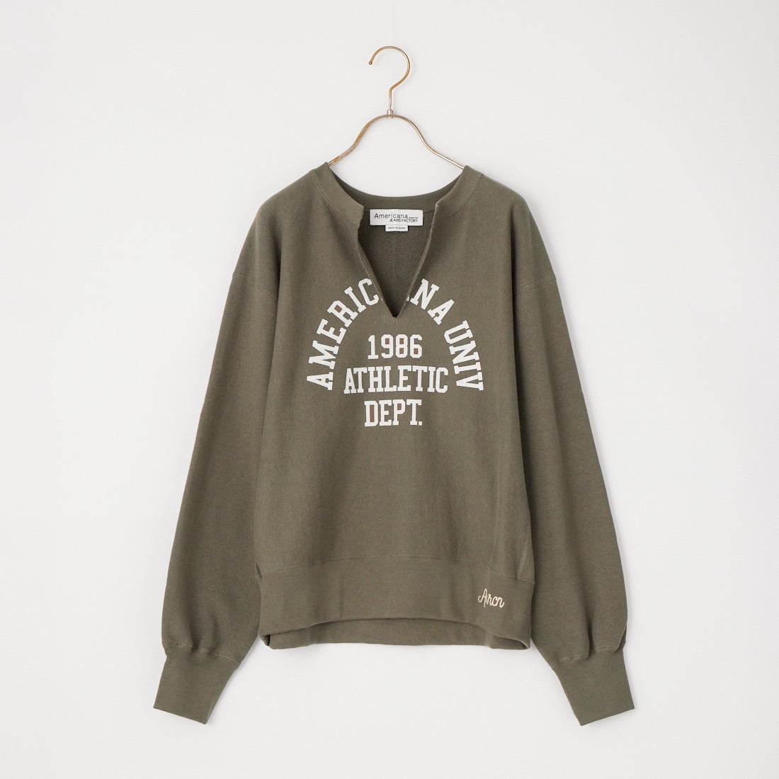 Americana × JEANS FACTORY [アメリカーナ × ジーンズファクトリー] 別注 リメイク風キーネック アーチロゴスウェット [ASO-898-2-JF] ｸﾞﾚｰﾌﾞﾗｳﾝ