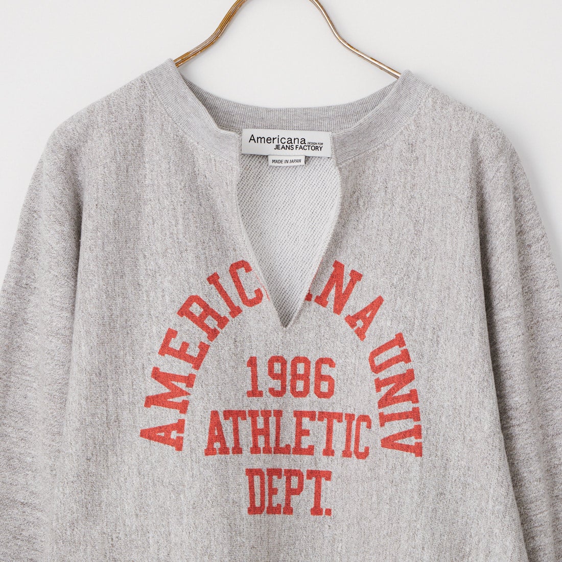 Americana × JEANS FACTORY [アメリカーナ × ジーンズファクトリー] 別注 リメイク風キーネック アーチロゴスウェット [ASO-898-2-JF] ﾓｸｸﾞﾚｰ