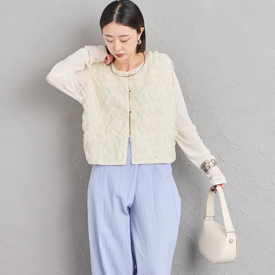 Maison de L'allure [メゾン ドゥ ラリュール] 前後2WAY 立体チュールシアーベスト [M26322021] 21 IVORY &&モデル身長：150cm 着用サイズ：F&&
