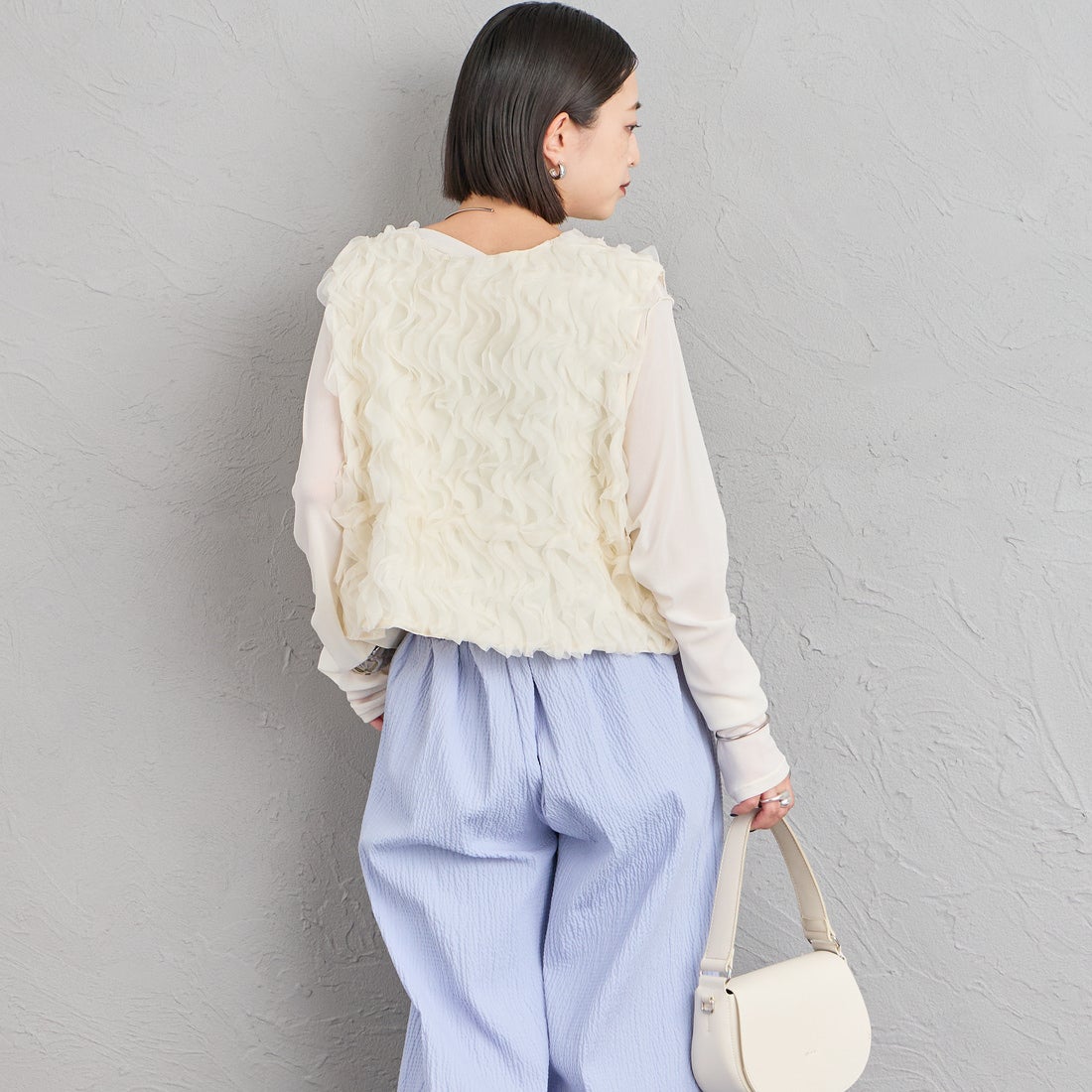 Maison de L'allure [メゾン ドゥ ラリュール] 前後2WAY 立体チュールシアーベスト [M26322021] 21 IVORY &&モデル身長：150cm 着用サイズ：F&&
