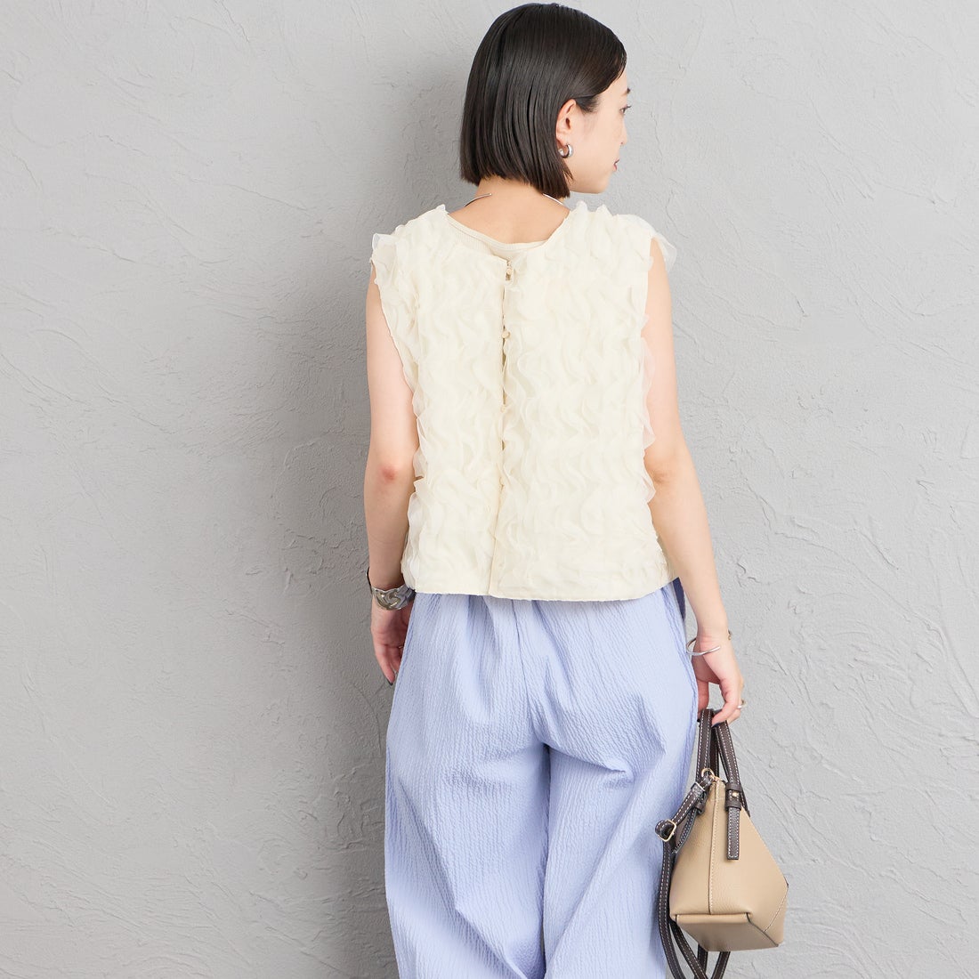 Maison de L'allure [メゾン ドゥ ラリュール] 前後2WAY 立体チュールシアーベスト [M26322021] 21 IVORY &&モデル身長：150cm 着用サイズ：F&&