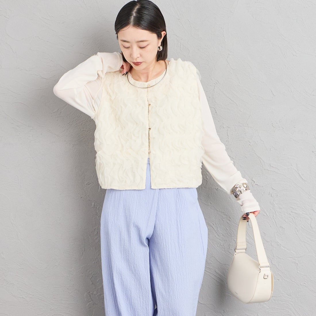 Maison de L'allure [メゾン ドゥ ラリュール] 前後2WAY 立体チュールシアーベスト [M26322021] 21 IVORY &&モデル身長：150cm 着用サイズ：F&&