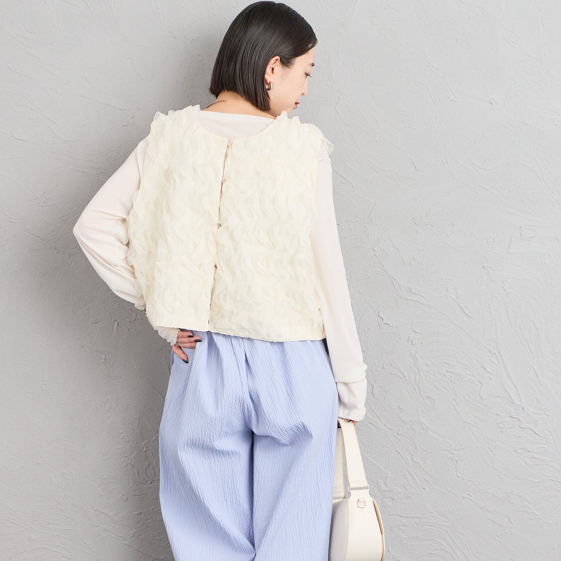 Maison de L'allure [メゾン ドゥ ラリュール] 前後2WAY 立体チュールシアーベスト [M26322021] 21 IVORY &&モデル身長：150cm 着用サイズ：F&&