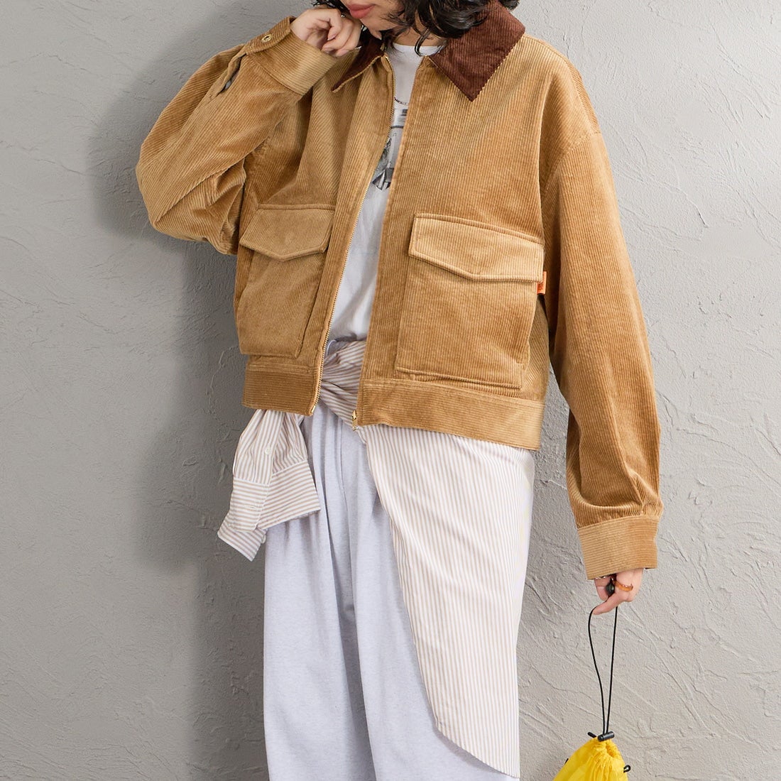 UNIVERSAL OVERALL [ユニバーサルオーバーオール] 別注 ショート丈ワークジャケット [U2632472IN-JF] BEIGE &&モデル身長：162cm 着用サイズ：F&&