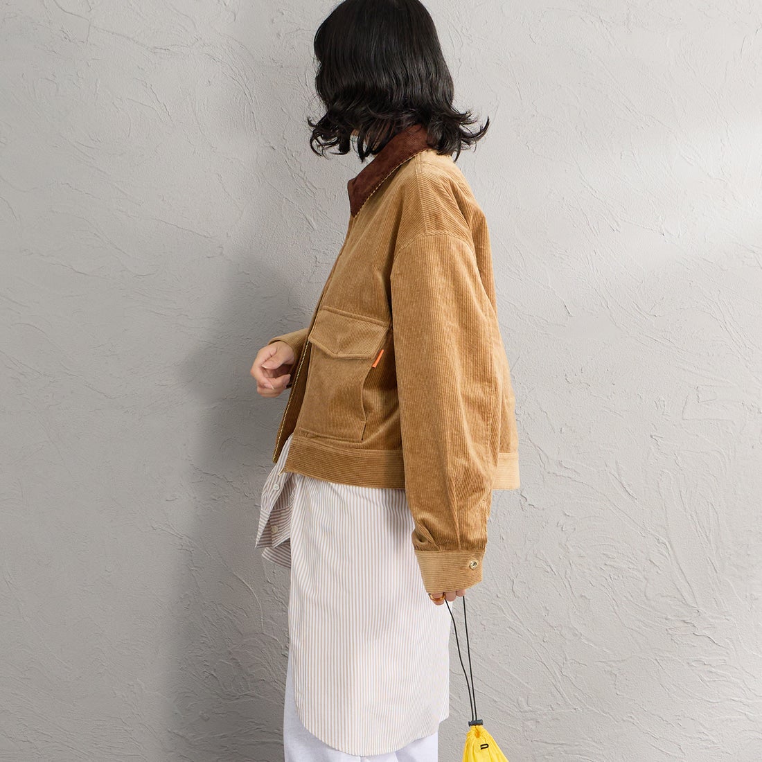 UNIVERSAL OVERALL [ユニバーサルオーバーオール] 別注 ショート丈ワークジャケット [U2632472IN-JF] BEIGE &&モデル身長：162cm 着用サイズ：F&&