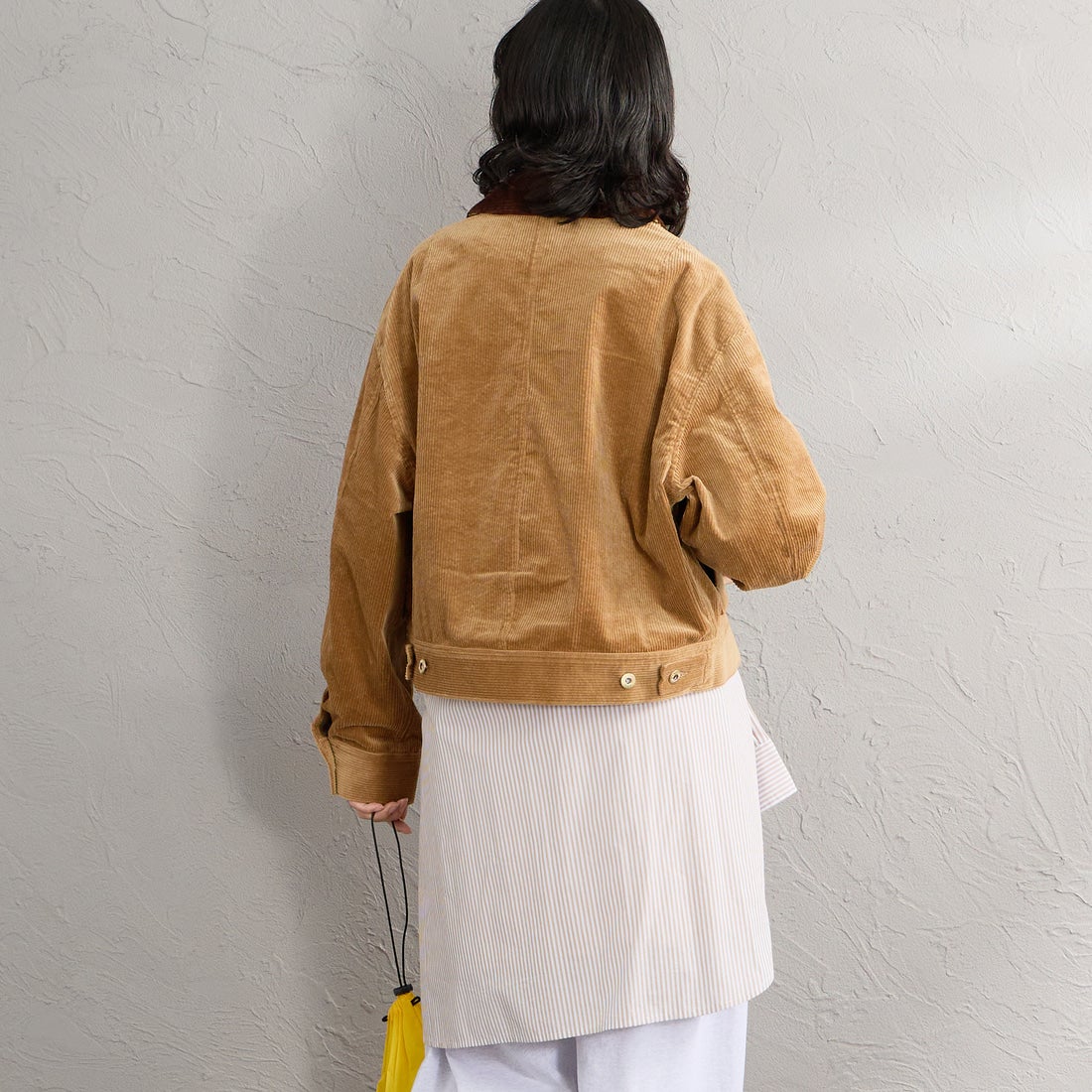 UNIVERSAL OVERALL [ユニバーサルオーバーオール] 別注 ショート丈ワークジャケット [U2632472IN-JF] BEIGE &&モデル身長：162cm 着用サイズ：F&&