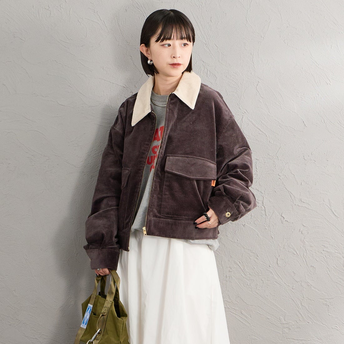 UNIVERSAL OVERALL [ユニバーサルオーバーオール] 別注 ショート丈ワークジャケット [U2632472IN-JF] CHARCOAL &&モデル身長：150cm 着用サイズ：F&&