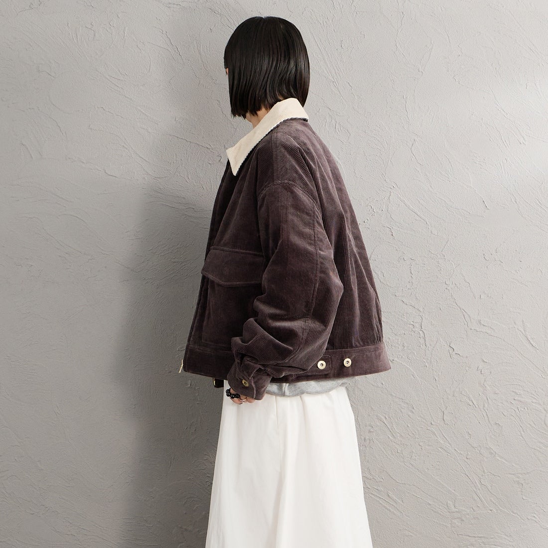 UNIVERSAL OVERALL [ユニバーサルオーバーオール] 別注 ショート丈ワークジャケット [U2632472IN-JF] CHARCOAL &&モデル身長：150cm 着用サイズ：F&&