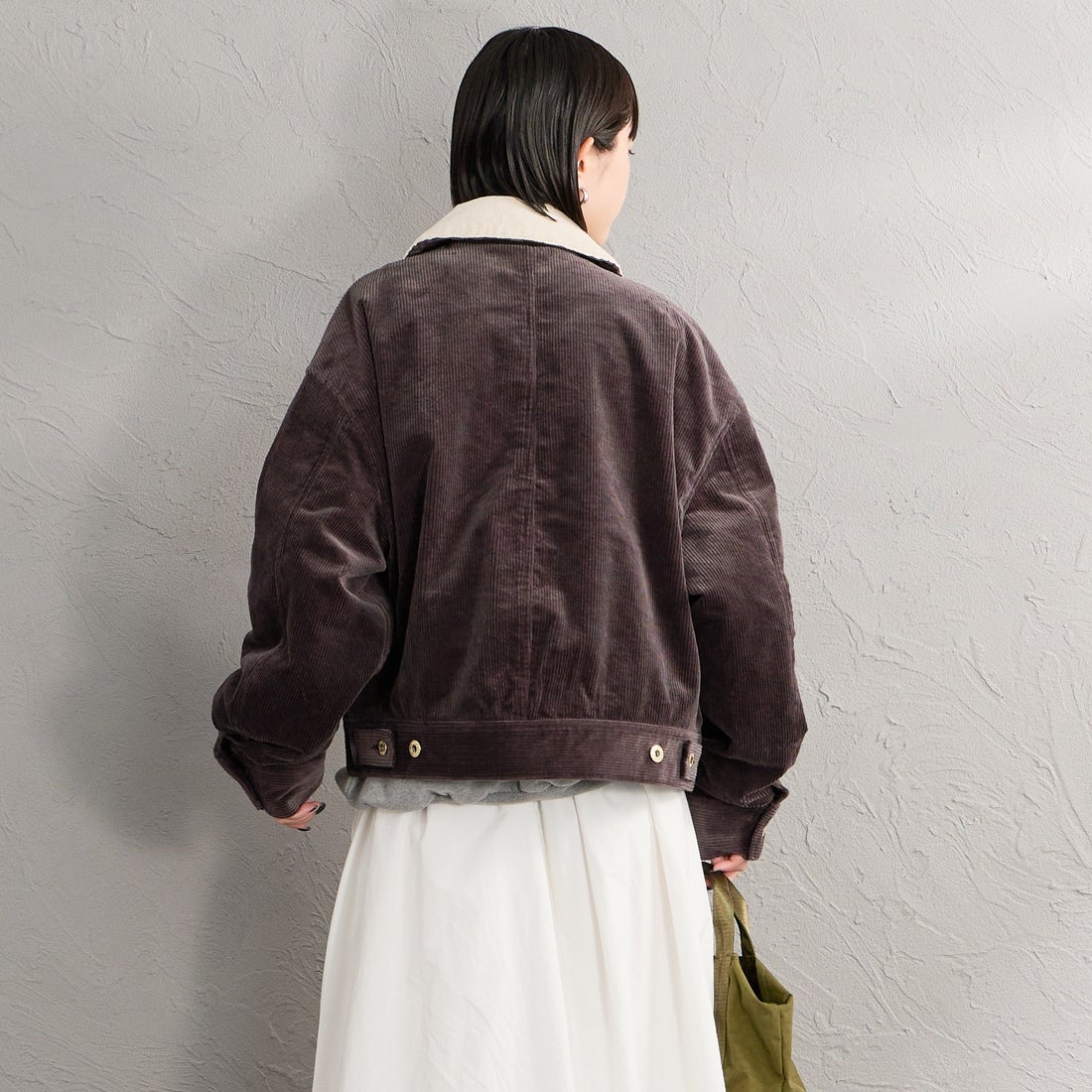 UNIVERSAL OVERALL [ユニバーサルオーバーオール] 別注 ショート丈ワークジャケット [U2632472IN-JF] CHARCOAL &&モデル身長：150cm 着用サイズ：F&&